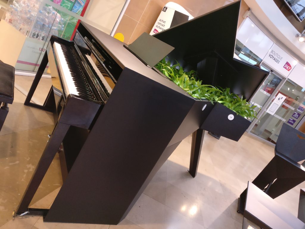 piano Dijon gare meuble métal exterieur mobilier urbain plante bac fleur