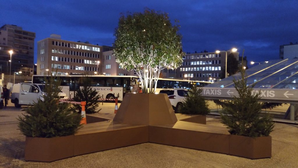 Dijon gare meuble métal exterieur mobilier urbain plante bac fleur