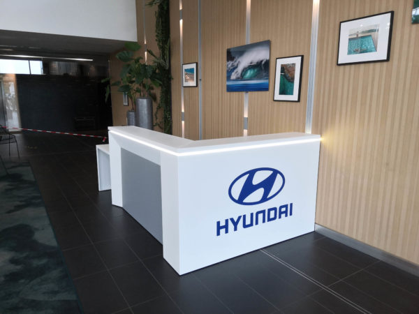 banque-accueil-comptoir-hyundai-paris-metal-blanc-medical-hygiene-design-moderne-jolie-9