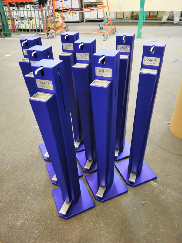 borne-distributeur-gel-hydroalcoolique-metal-made-in-france-design-elegant-4